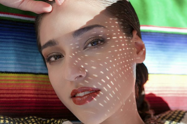 Comment marier des vêtements en laine mérinos avec des pièces en soie pour un look hivernal raffiné ?